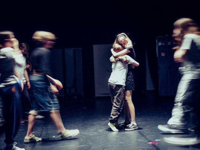 To børn krammer hinanden mens de øvrige løber forbi dem