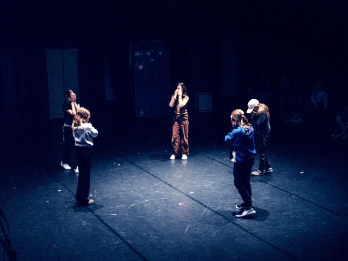 Børn i rundkreds skjuler deres ansigter bag hænderne