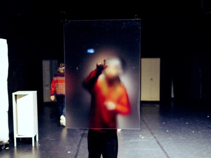 Barn bag plexiglas-plade tegner med fingeren på pladen